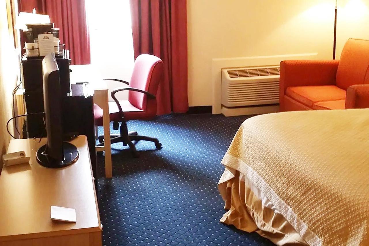 Days Inn Hotel & Conference Center 拉克罗 外观 照片