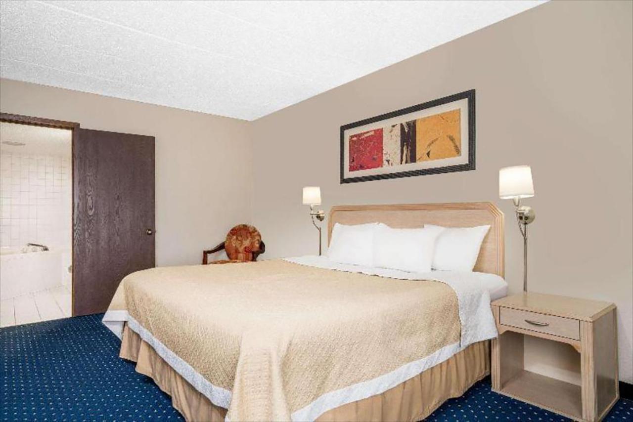 Days Inn Hotel & Conference Center 拉克罗 外观 照片