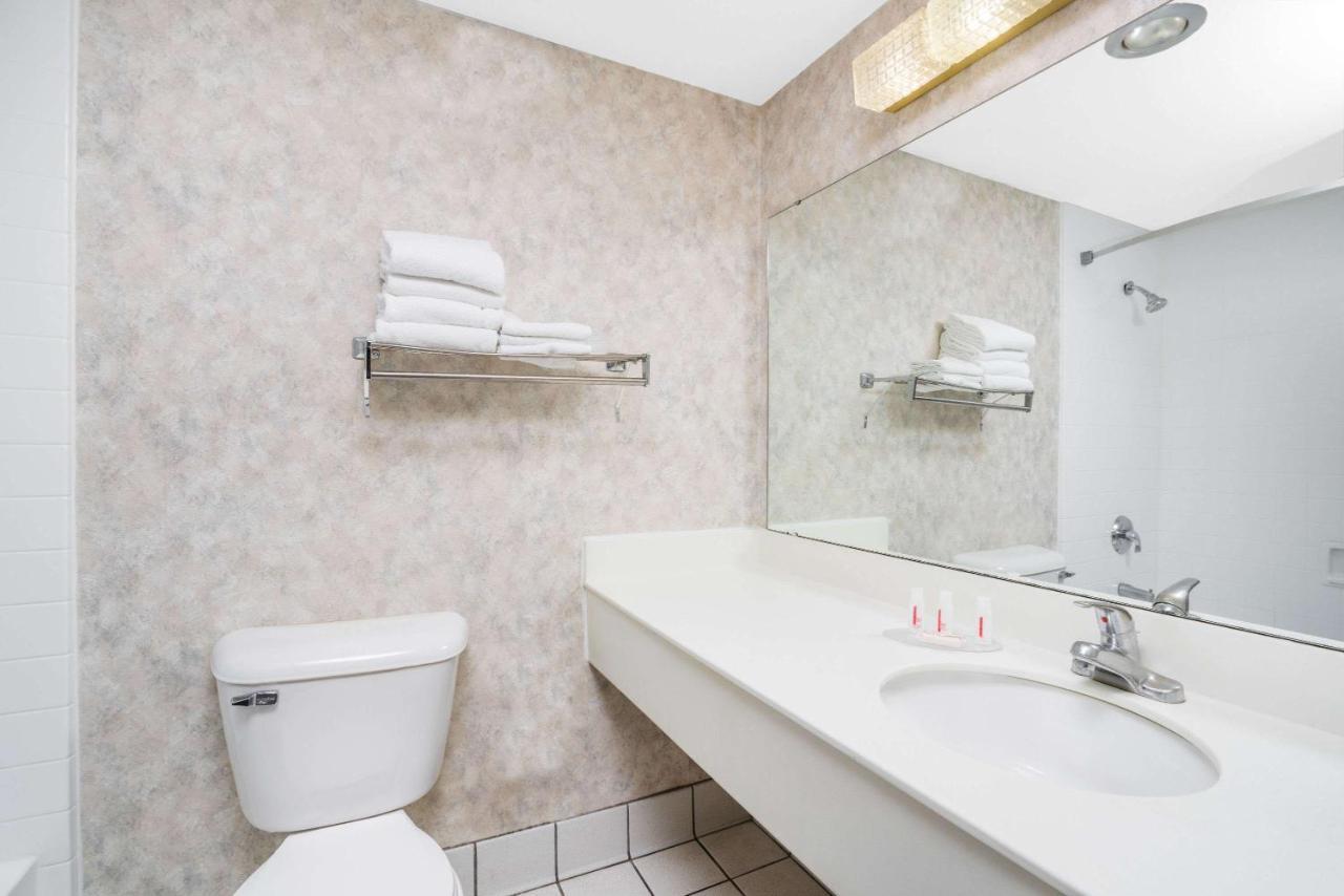 Days Inn Hotel & Conference Center 拉克罗 外观 照片