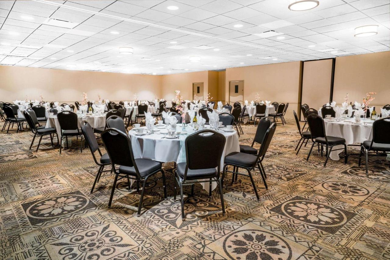 Days Inn Hotel & Conference Center 拉克罗 外观 照片