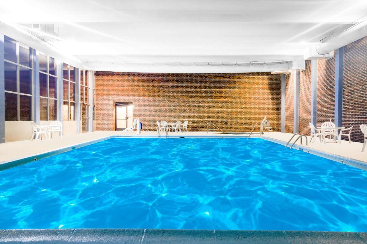 Days Inn Hotel & Conference Center 拉克罗 外观 照片