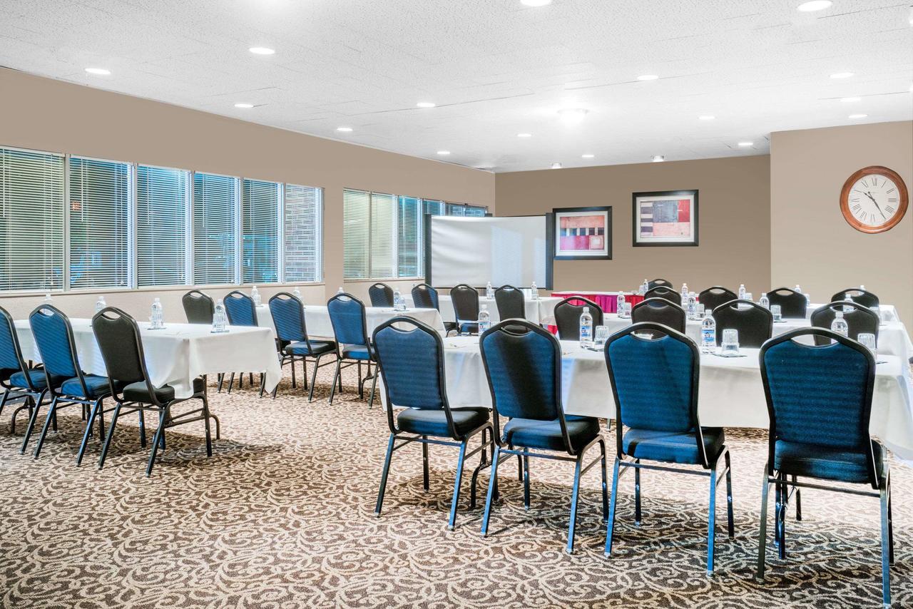 Days Inn Hotel & Conference Center 拉克罗 外观 照片